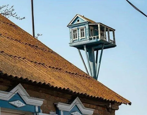 Дом на крыше дома