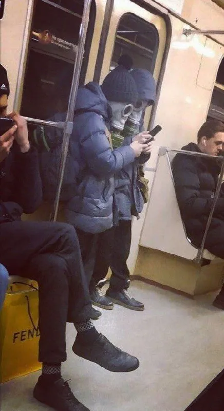 Человек спрятался в пуховике