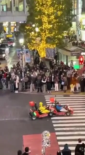 Безумный переход на перекрёстке