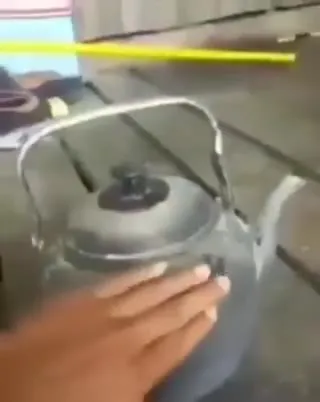 Кот вылезает из чайника