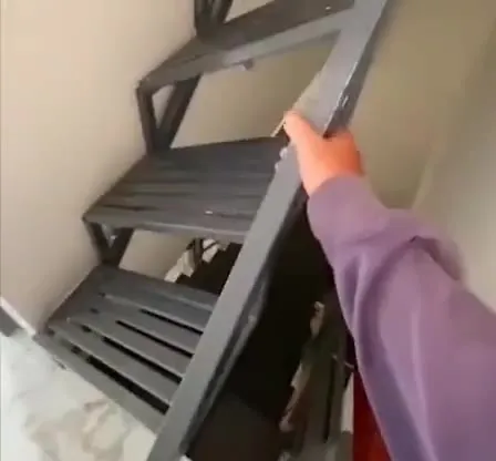 Лестница ведёт к туалету