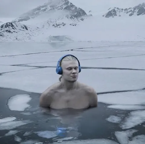 Человек в ледяной воде