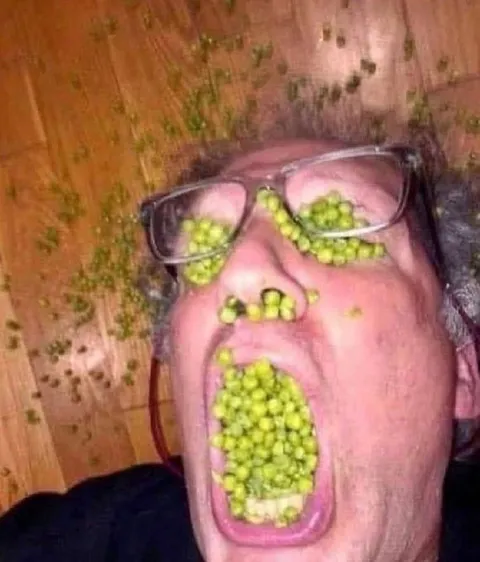 Мужчина с горошком на лице