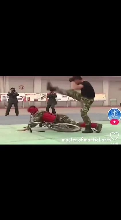 Удар велосипедом по-военному