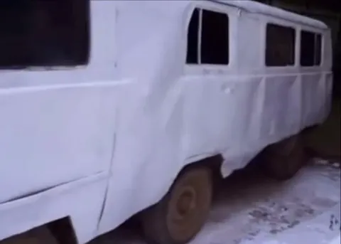 Белый УАЗ выезжает под баян