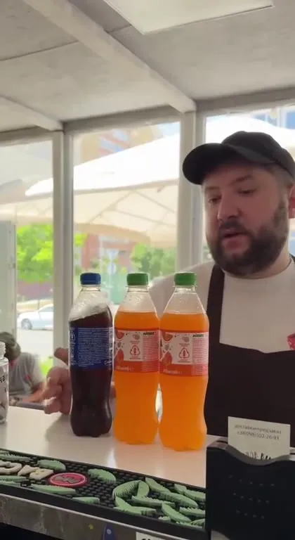 Три пляшки на касі