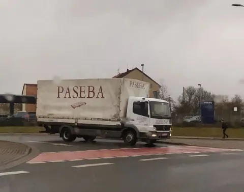 Грузовик с надписью PASEBA
