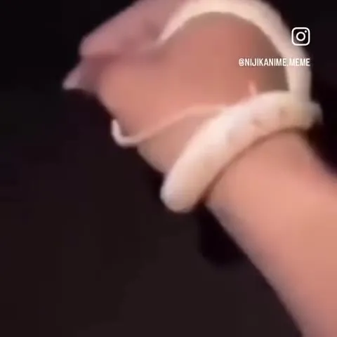 Пальцы сжимают странный предмет