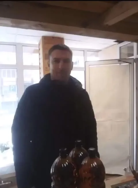 Продавцы с канистрами масла