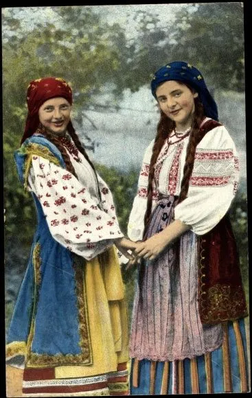 Две девушки в народных костюмах