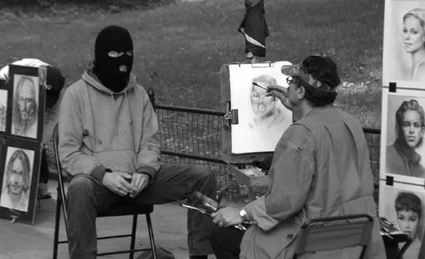 Художник рисует грабителя