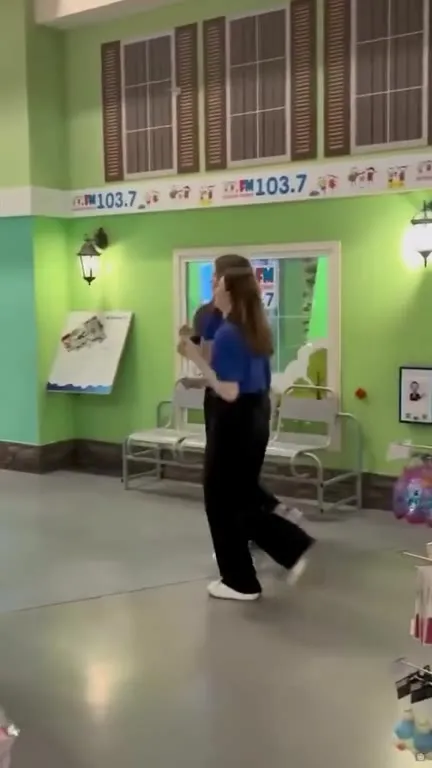 Танцующие сотрудницы в магазине