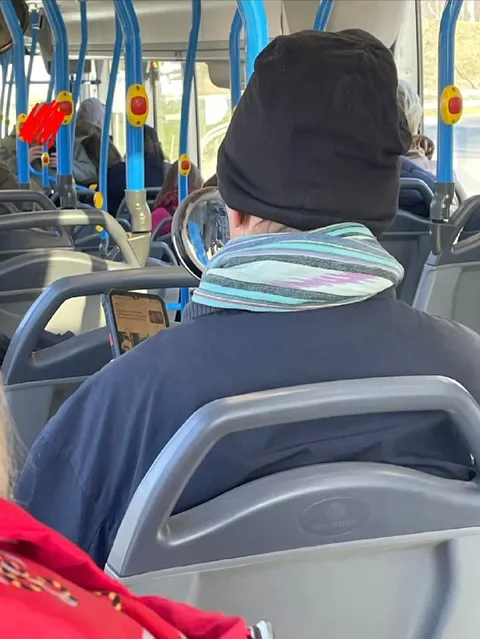 Огромная шапка в автобусе