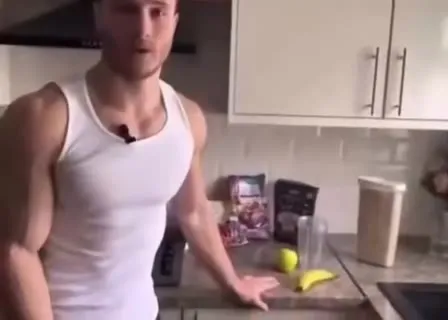 Мужчина и потрясённый кот