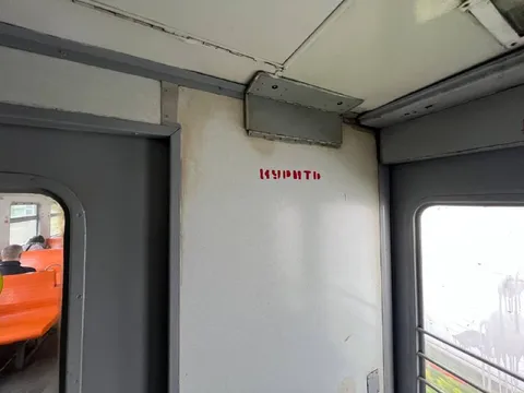 Курить в тамбуре нельзя