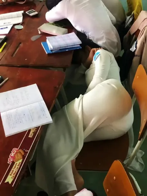 Сон на уроке в неудобной позе