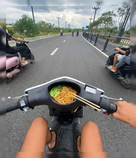 Лапша на скутере