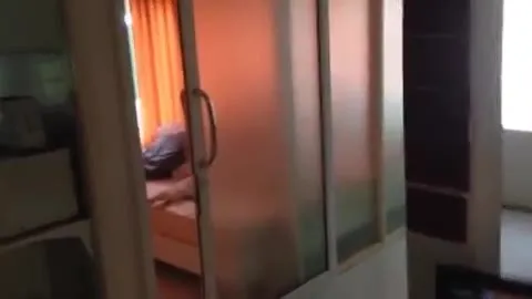 Кот занял всю кровать
