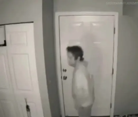 Эпичный вход под тяжёлую музыку