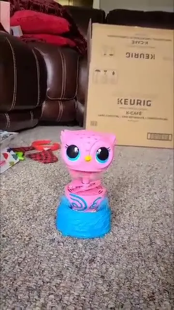 Танцующая игрушка внезапно нападает