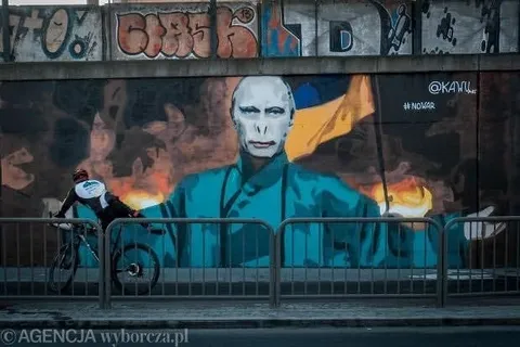 Велосипедист у мрачного мурала