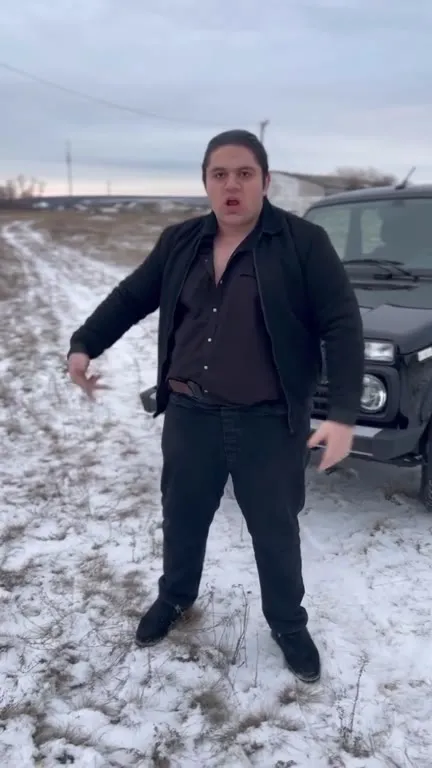 Мужчина эмоционально уезжает на Ниве