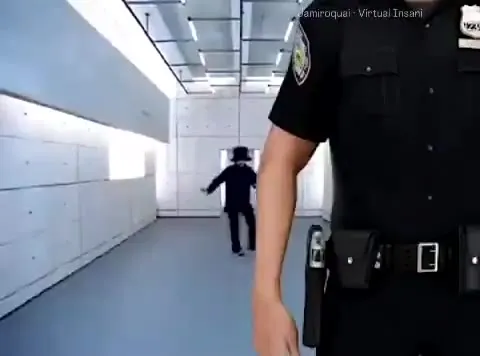 Танец за спиной полицейского