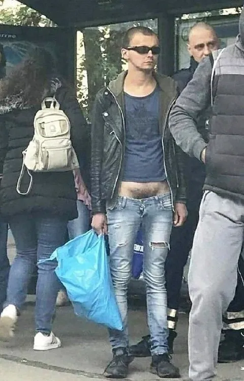 Парень в спущенных джинсах