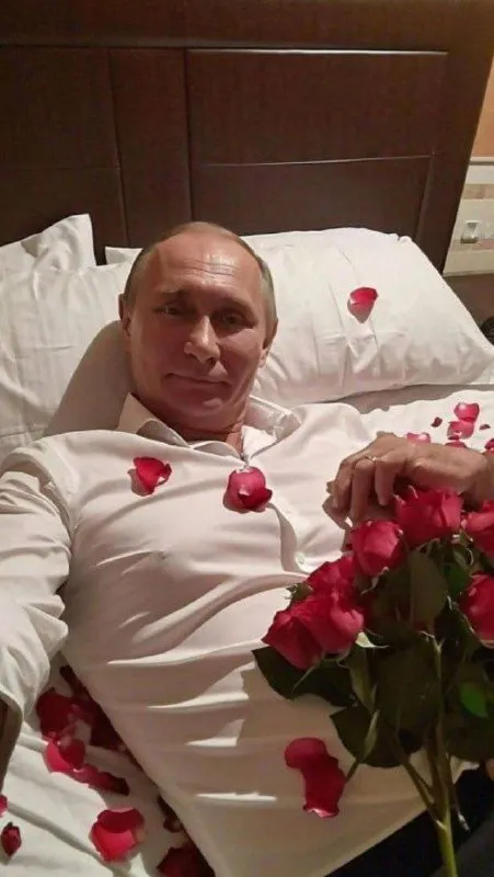 Путин с розами в постели
