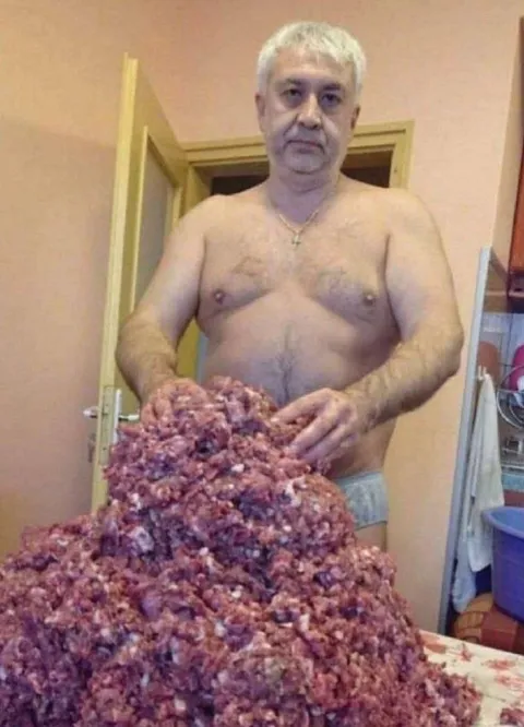 Мужчина и гора фарша