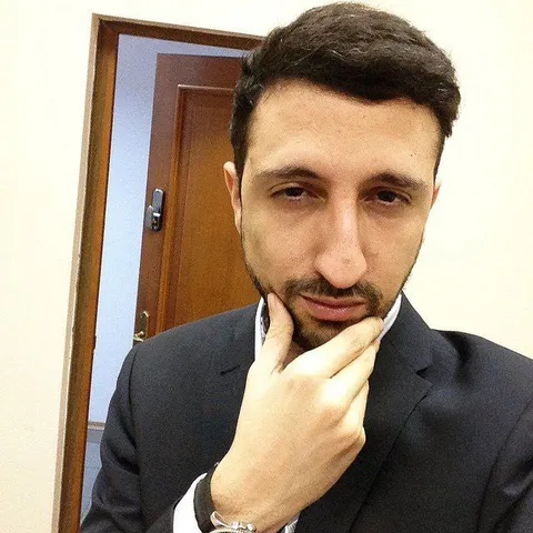 Мужчина задумчиво касается подбородка