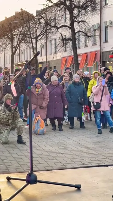 Уличный барабанщик заводит толпу