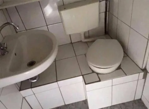 Унитаз рядом с раковиной