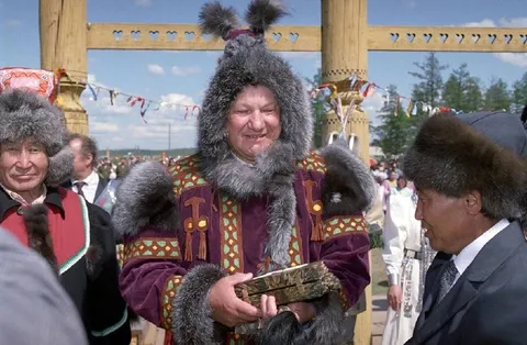Ельцин в якутском костюме