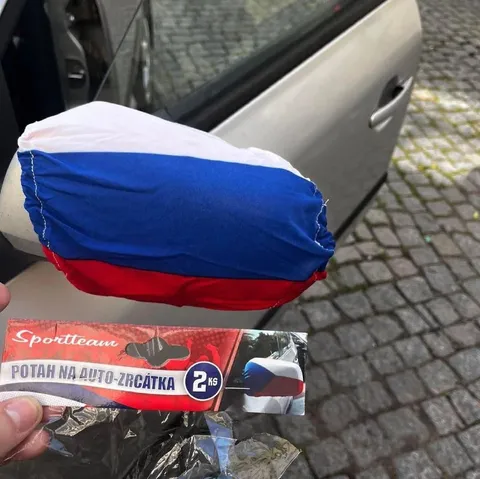 Ruská vlajka na zrcátku