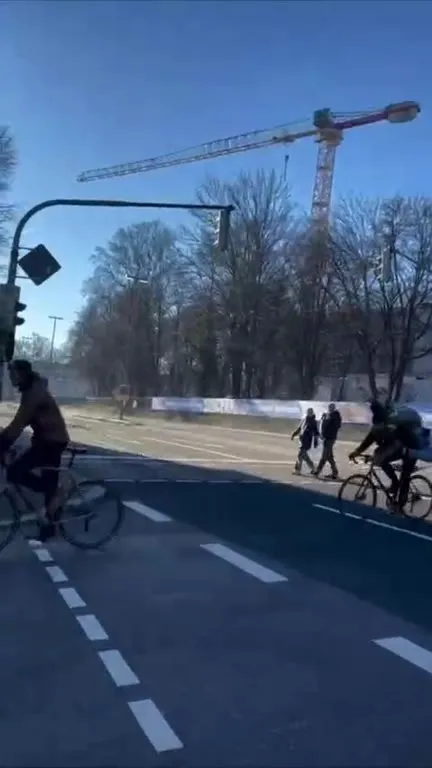 Велосипедист с необычным пассажиром