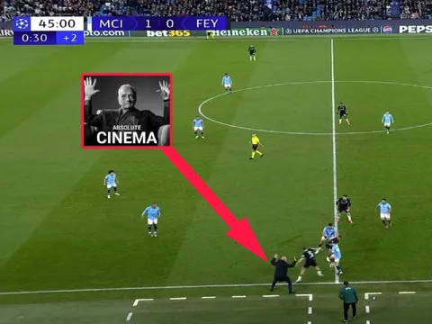 Absolute Cinema Football Sideline