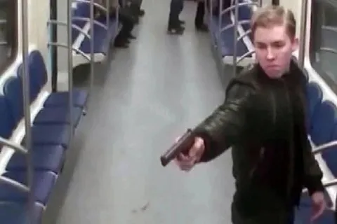 Мужчина с пистолетом в метро
