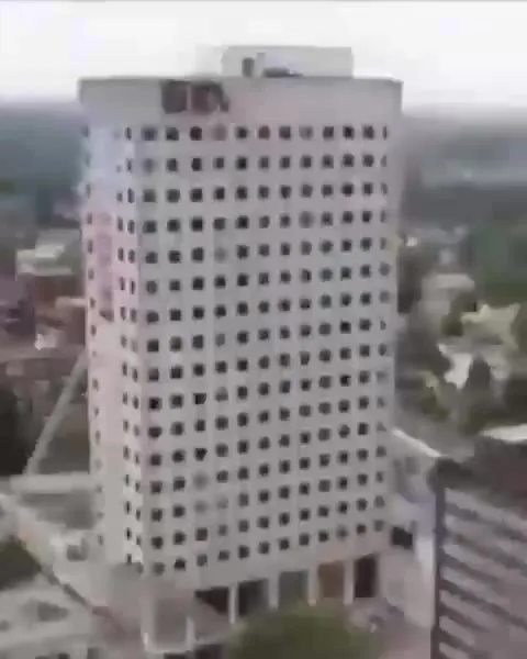 Здание исчезает под Wet Hands