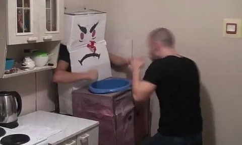 Драка с человеком в пакете