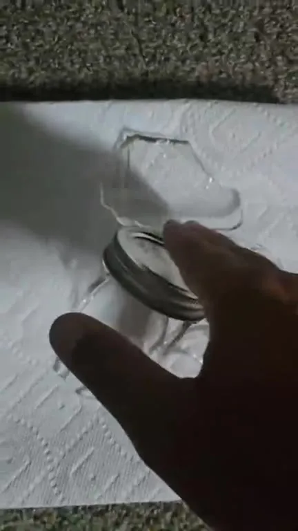 Стакан под ногами