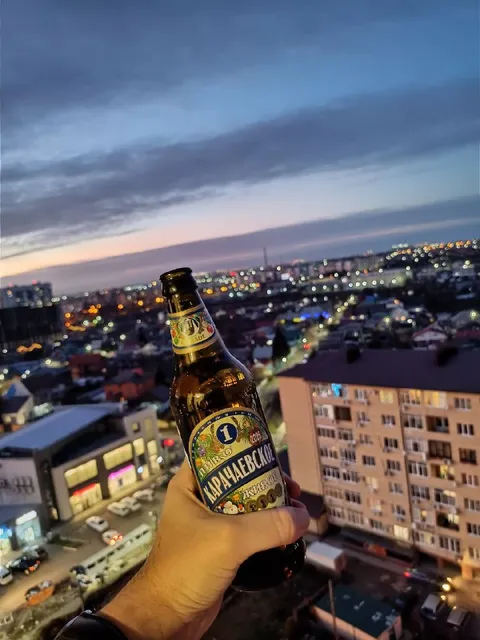 Пиво на фоне ночного города