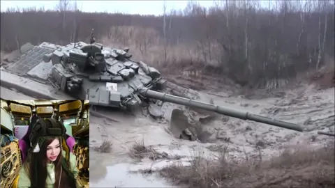 Танк застрял в грязи