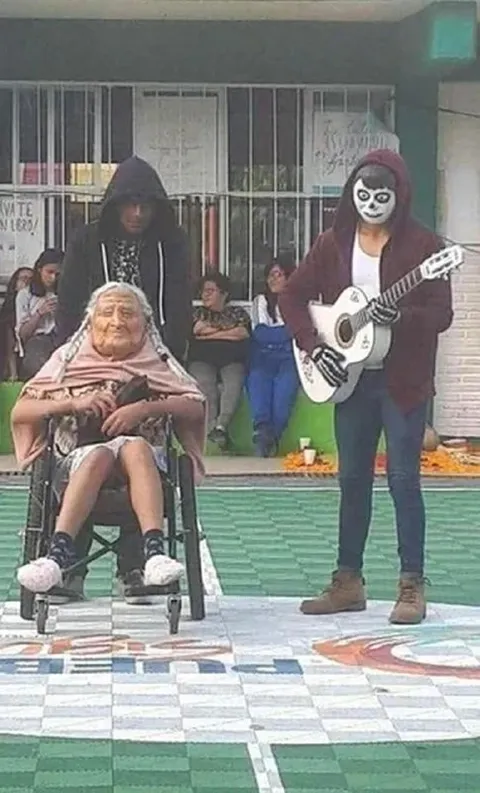 Старушка на концерте