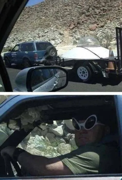 Мужчина в странных очках