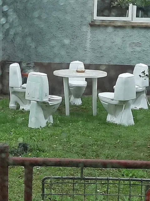 Туалеты за общим столом