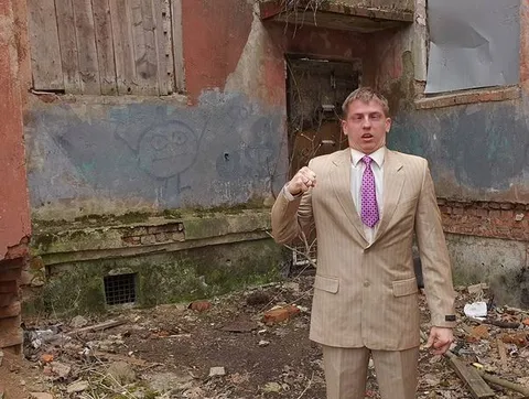 Элитный костюм среди разрухи