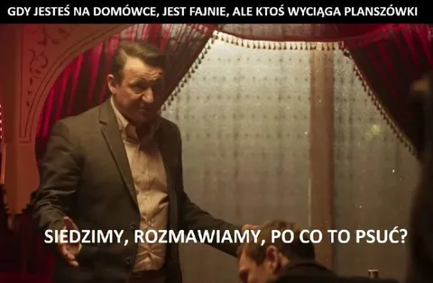 Ktoś wyciąga planszówki