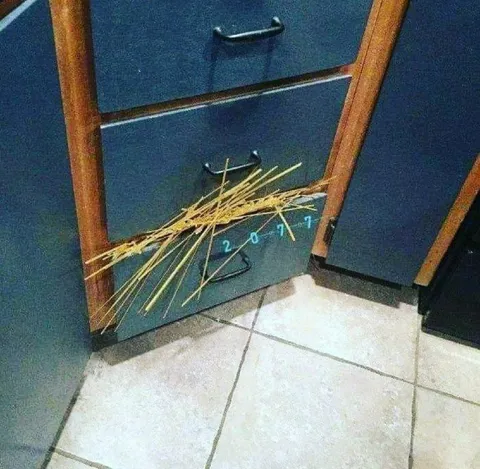 Солома пробила ящик
