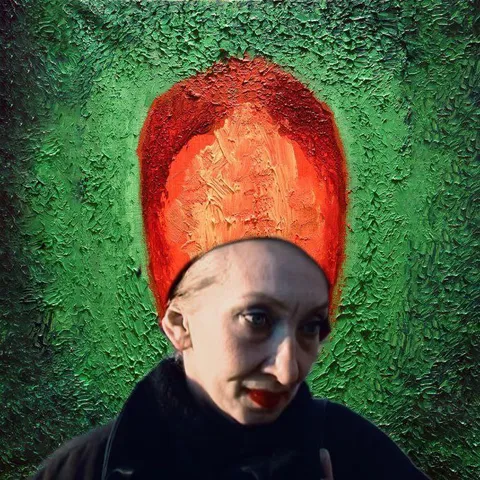 Женщина на фоне красной короны